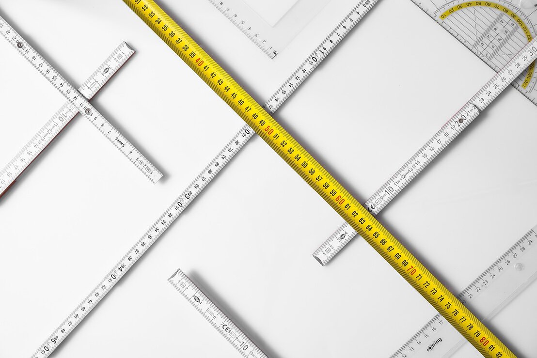 Conseiller numérique discutant avec un client