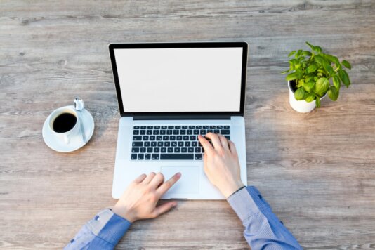 Freelance numérique travaillant sur un ordinateur portable