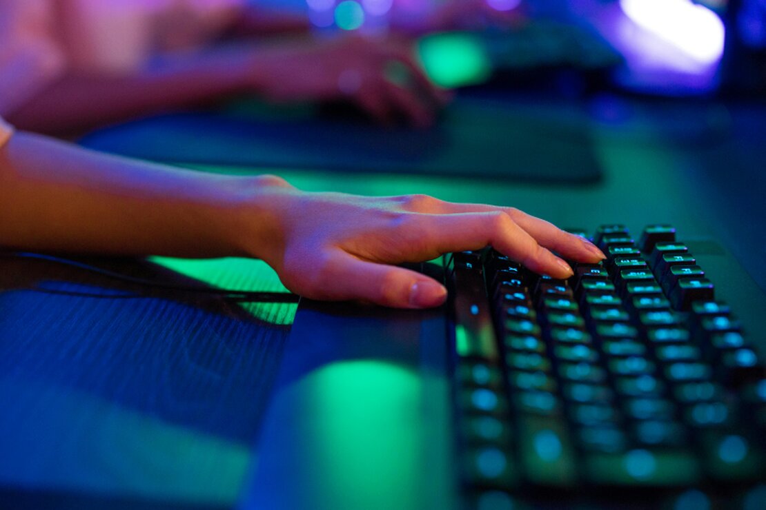 Particulier accompagné pour utiliser un ordinateur à domicile