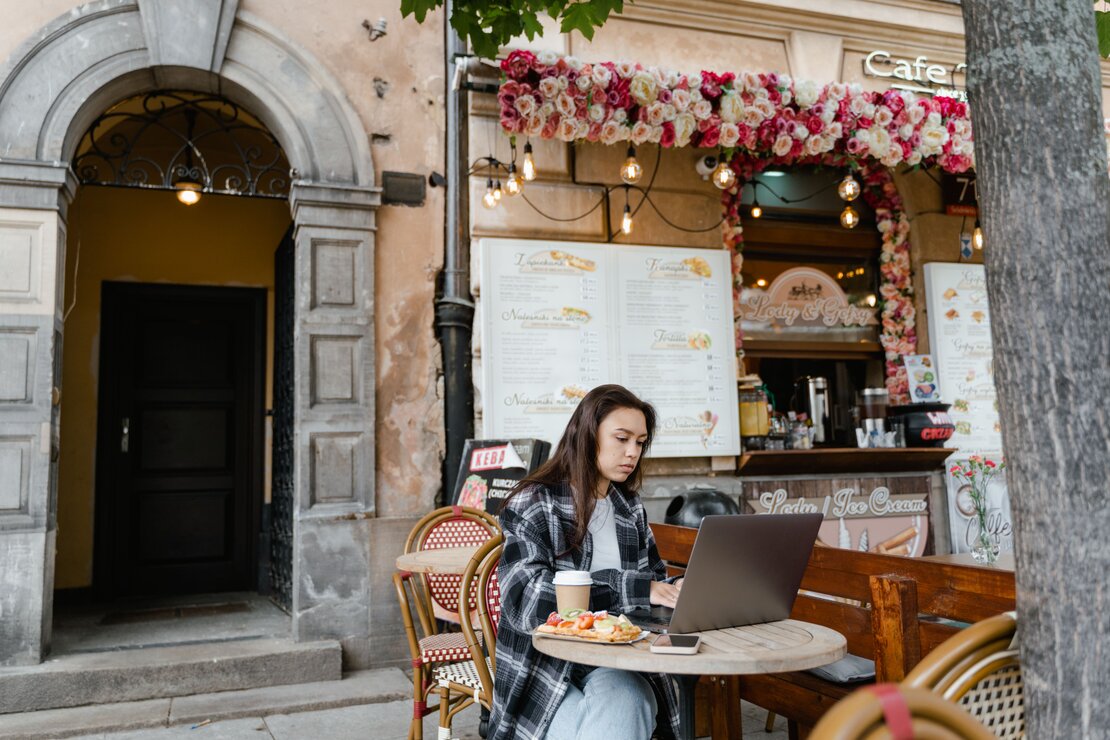 Freelance travaillant sur un bureau avec un ordinateur