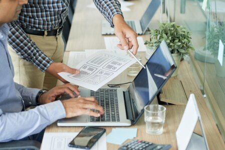 Freelance travaillant sur un ordinateur portable avec un site web affiché à l’écran